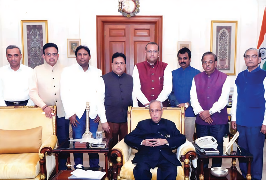 Lt. Pranab Mukherjee with Sri Shubadip Roy & delegates
